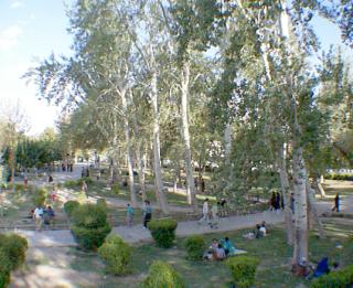 Park on south bank of Zayandé river